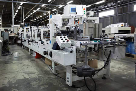 城市变迁的无声载体 北京与上海的商业设备与地面线缆关联解析